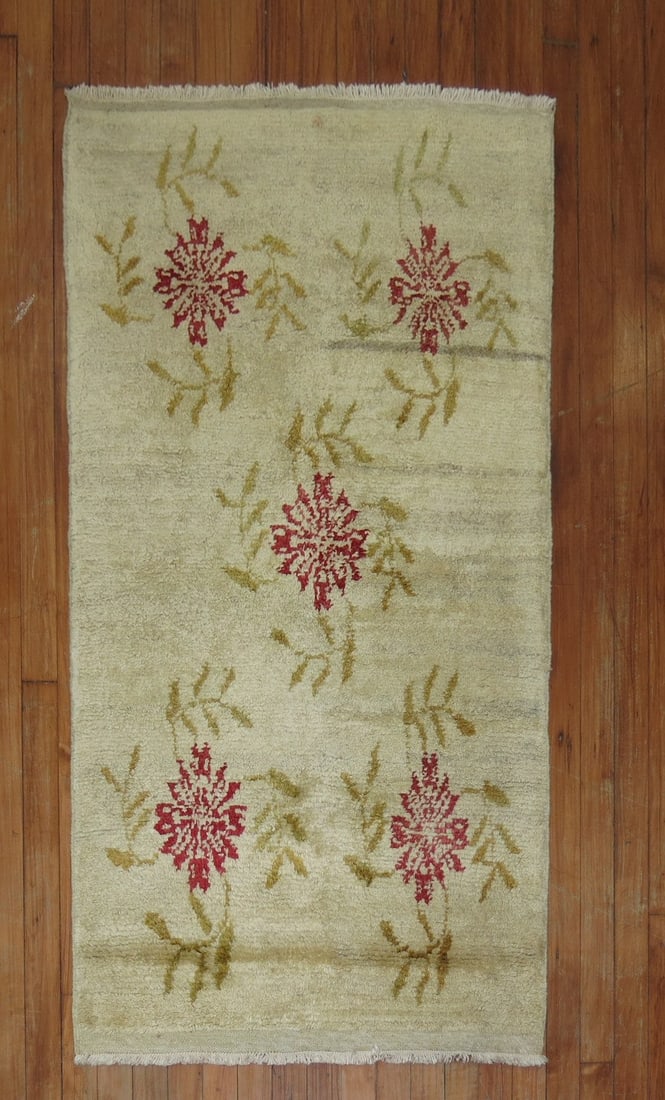 2' 8" x 4' 4" Turkish Konya floral small rug: 2' 8" x 4' 4" Turkish Konya floral small rug Vintage Turkish Konya rug with a floral design. This mid-20th century piece is categorized as a small rug and is offered in pre-owned condition. Specificat