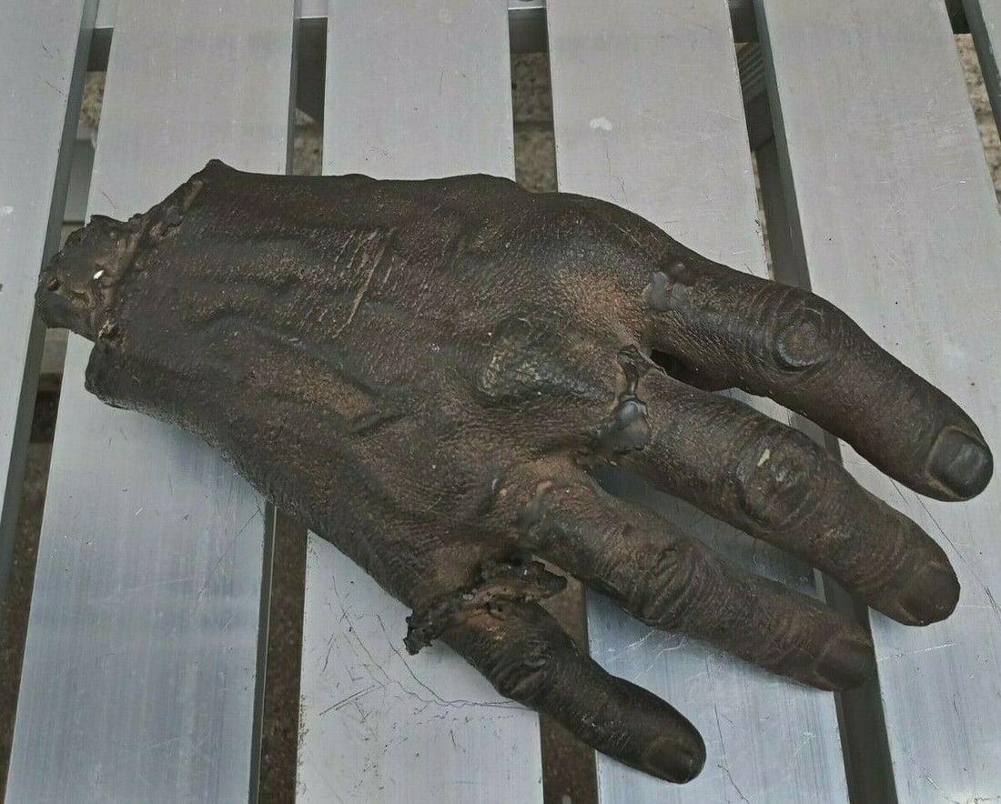 After Bruce Nauman bronze hand sculpture 8 inch MCM: After Bruce Nauman bronze hand sculpture 8 inch MCM Finely cast bronze hand sculpture after Bruce Nauman (1941-), rendered in a detailed hyperrealist style with visible fingerprint-like surface detail