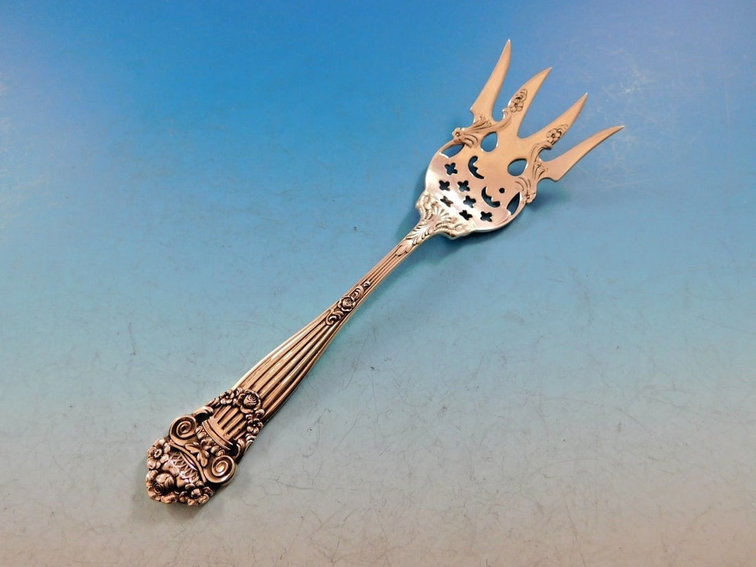 Towle Georgian Sterling Silver Beef Fork Pierced Splayed Tines 6.5": Towle Georgian Sterling Silver Beef Fork Pierced Splayed Tines 6.5" This exquisite Georgian beef fork by Towle is crafted from high-quality sterling silver, showcasing a beautiful pierced design with 
