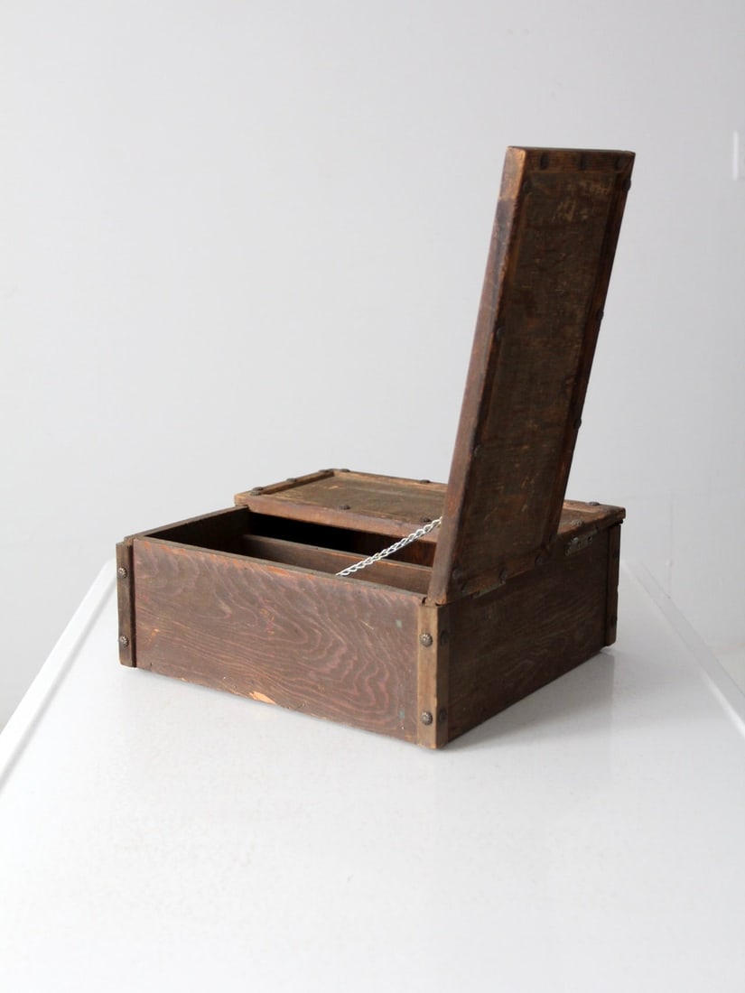 Rustic Vintage Wooden Double Lid Box with Brass Studs: Rustic Vintage Wooden Double Lid Box with Brass Studs Discover a charming vintage wooden double lid box, handcrafted and dating back to the early to mid-20th century. This rustic box features a hinged
