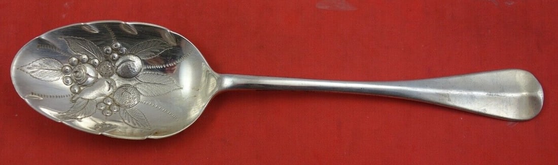 Stieff Queen Anne Williamsburg Sterling Silver Berry Spoon 8 Inch Fruit Motif: Stieff Queen Anne Williamsburg Sterling Silver Berry Spoon 8 Inch Fruit Motif This exquisite Queen Anne Williamsburg berry spoon, crafted by Stieff, showcases the elegance of sterling silver with a ch