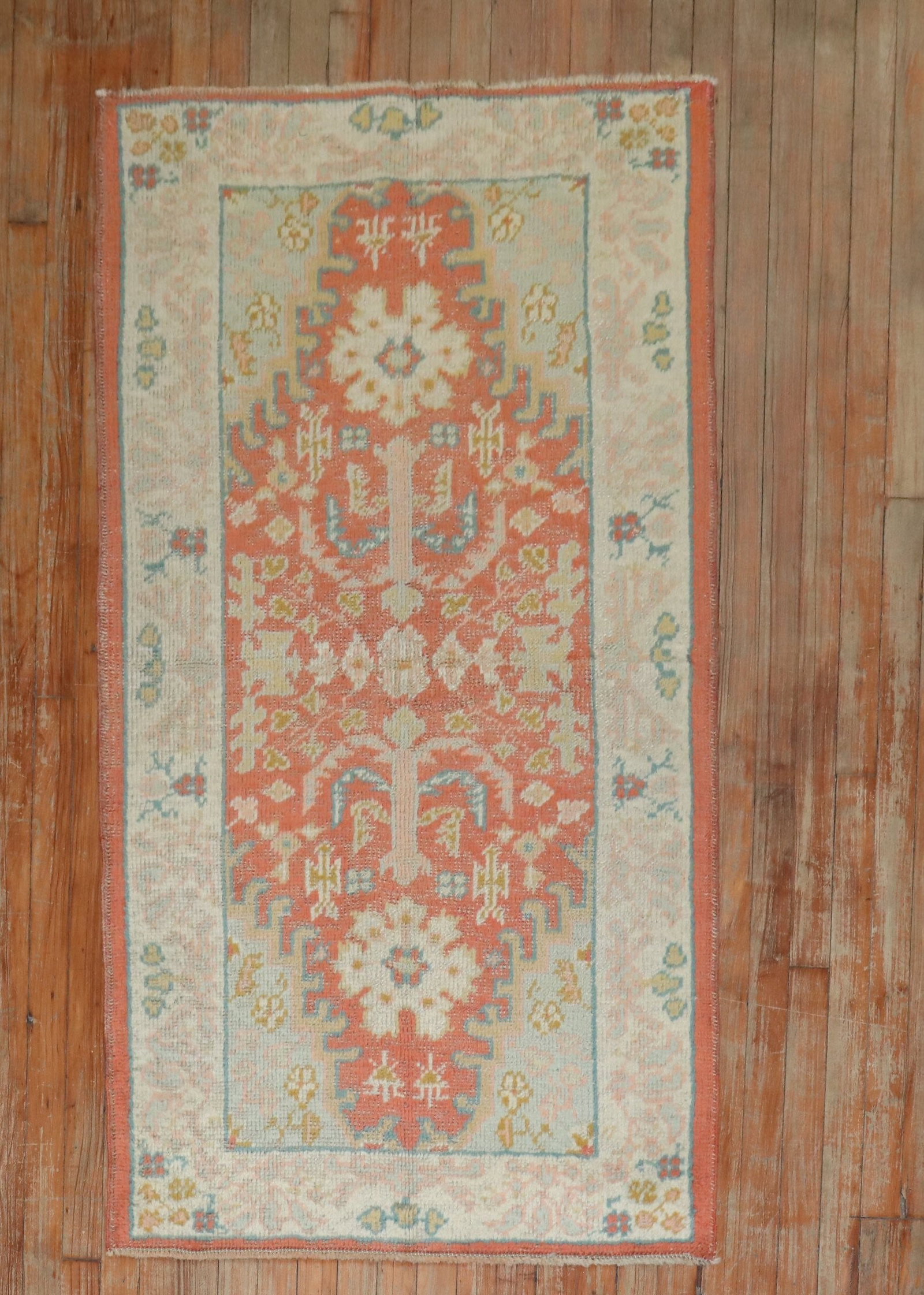 2' 11" x 5' 6" Antique Turkish Oushak Scatter Rug: 2' 11" x 5' 6" Antique Turkish Oushak Scatter Rug Early 20th century antique Turkish Oushak rug in a scatter size format. This pre-owned piece features the classic Oushak style and is presented in a s