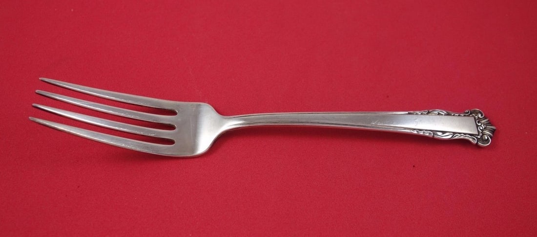 Lunt English Shell Sterling Silver Dinner Fork 7.5 Inch Flatware: Lunt English Shell Sterling Silver Dinner Fork 7.5 Inch Flatware This exquisite dinner fork from the English Shell pattern is crafted from high-quality sterling silver by Lunt. Measuring 7 1/2 inches,