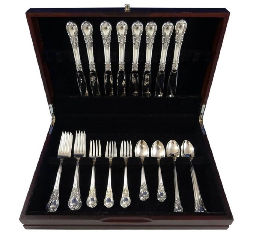 Lunt American Victorian Sterling Silver 40 Piece Flatware Service: Lunt American Victorian Sterling Silver 40 Piece Flatware Service This is a 40-piece American Victorian pattern dinner-size flatware set by Lunt, crafted in sterling silver. The set includes 8 dinner 