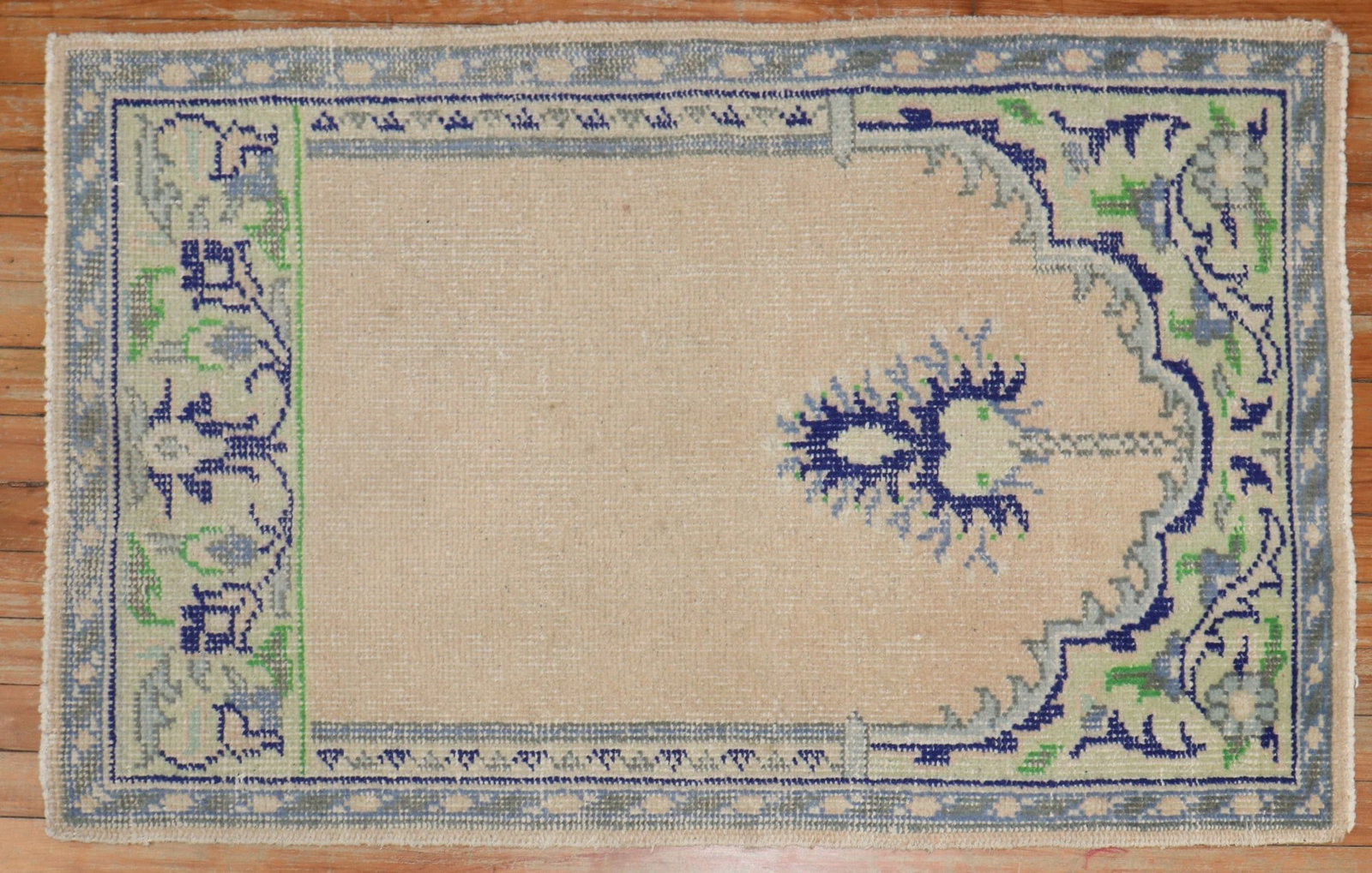 2' 4" x 3' 10" Anatolian Turkish prayer rug: 2' 4" x 3' 10" Anatolian Turkish prayer rug Vintage Turkish Deco prayer rug from the mid 20th century. This pre-owned Anatolian small rug features a floral design and is categorized as a yastik. Speci