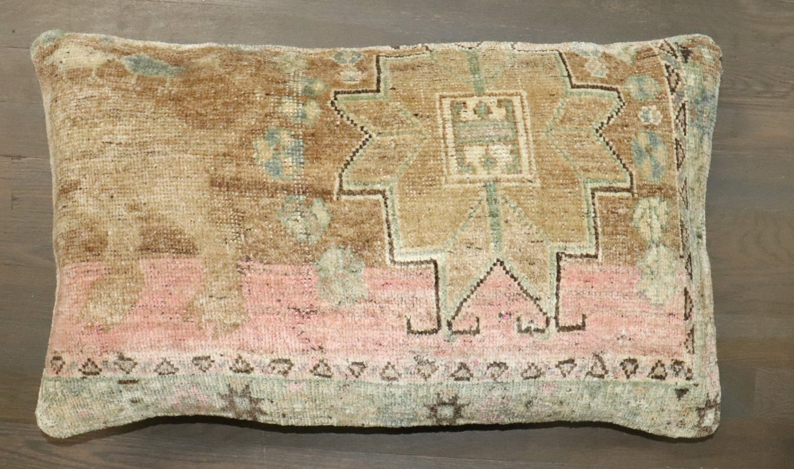1' 4" x 2' 2" Turkish Pictorial Rug Pillow Lion Feet: 1' 4" x 2' 2" Turkish Pictorial Rug Pillow Lion Feet Large pictorial pillow made from a vintage Turkish rug, featuring a lion's feet motif. Pre-owned condition. Specifications Item Type: Pillow Style: