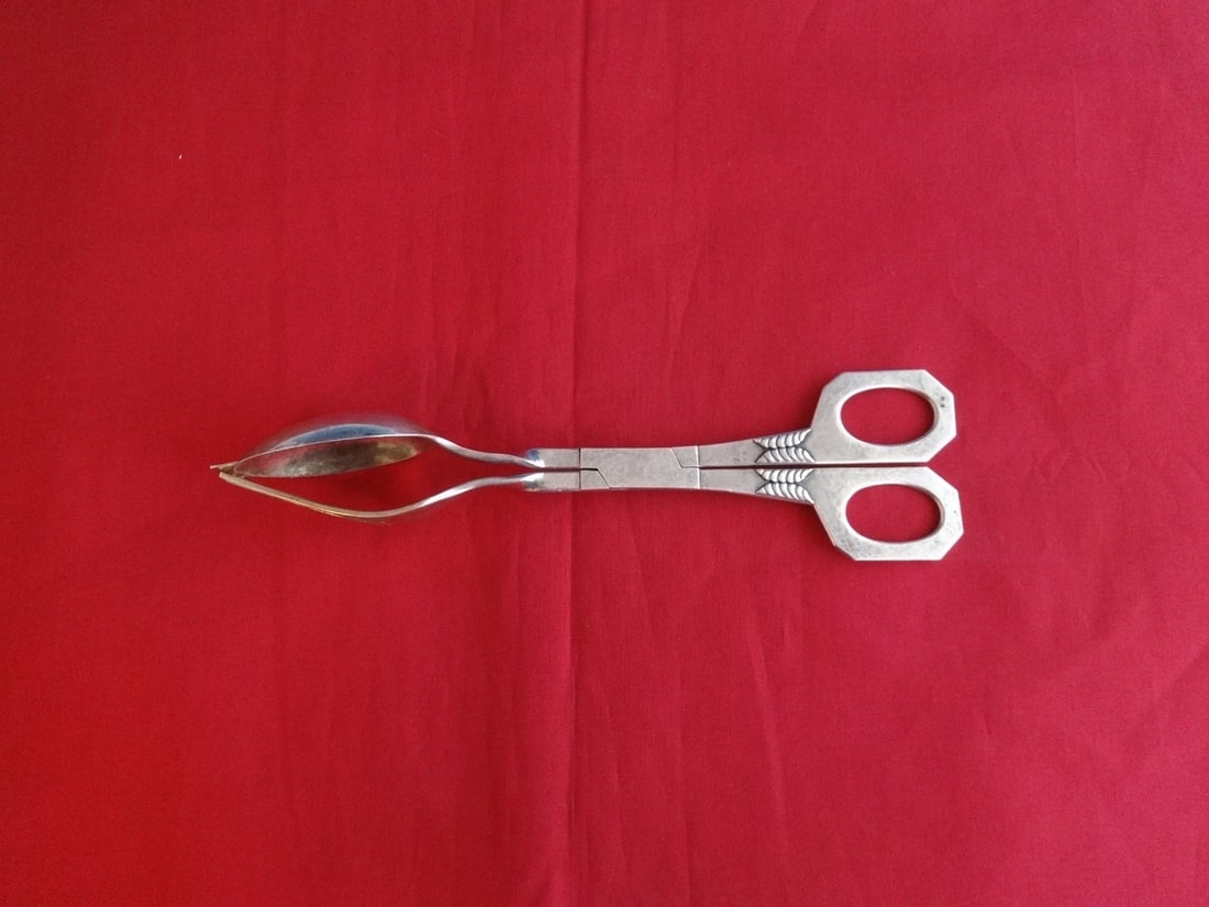 Vilanova by Spanish Sterling .916 Silver Salad Tongs 10.5 Inch Serving Piece: Vilanova by Spanish Sterling .916 Silver Salad Tongs 10.5 Inch Serving Piece Experience the elegance of the Vilanova by Spanish Sterling salad tongs, crafted from .916 silver. This exquisite serving p