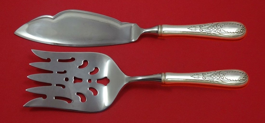 2 Piece Tuttle Windsor Castle Sterling Silver Fish Serving Utensils HHWS: 2 Piece Tuttle Windsor Castle Sterling Silver Fish Serving Utensils HHWS A two-piece Windsor Castle fish serving set by Tuttle, made in sterling silver with stainless fish-serving blades and hollow ha