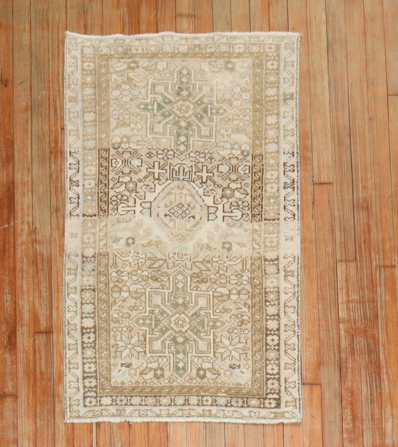 2' 6" x 4' Antique Serapi Heriz Accent Rug Circa 1930: 2' 6" x 4' Antique Serapi Heriz Accent Rug Circa 1930 Antique Heriz muted rug with a geometric design, suitable as an accent rug for a powder room or kitchen. This pre-owned piece dates to circa 1930 