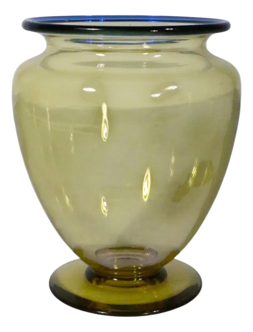 Frederick Carter Steuben Art Glass Vase Model 938 Amber Blue Rim 1920s: Frederick Carter Steuben Art Glass Vase Model 938 Amber Blue Rim 1920s This exquisite art glass vase, designed by Frederick Carter for Steuben, model #938, is a stunning piece from the 1920s. The vase
