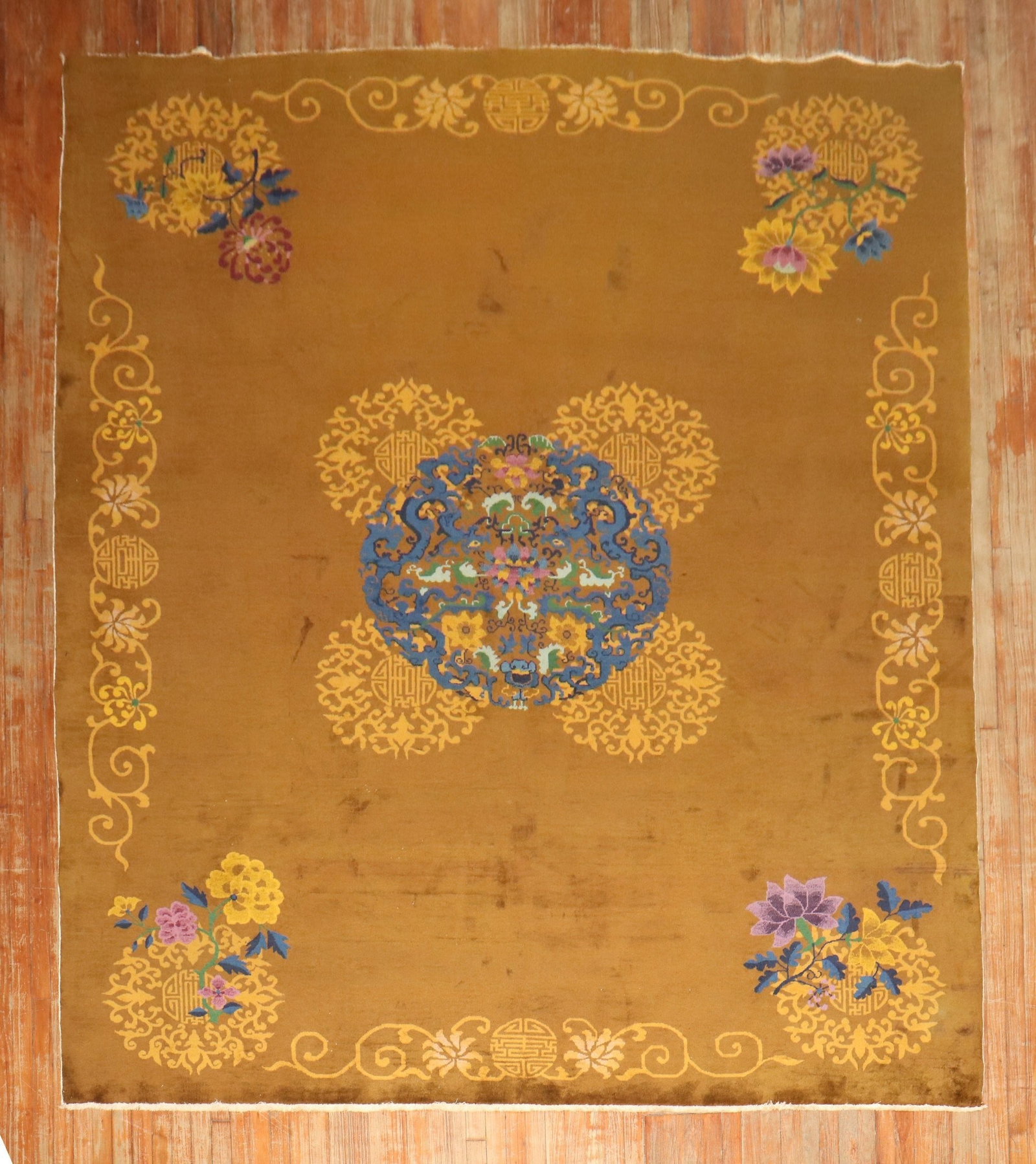 9' x 11' 6" Chinese Art Deco Room Rug: 9' x 11' 6" Chinese Art Deco Room Rug 1930s Chinese Art Deco room size rug with a decorative design featuring a central floral motif, intricate surrounding patterns, and floral elements in the corners