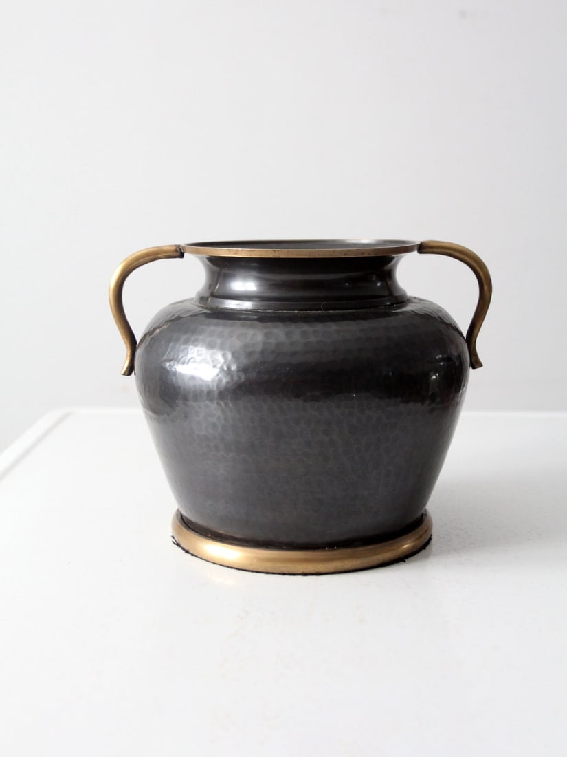 Vintage Hammered Brass Jardiniere with Double Handles: Vintage Hammered Brass Jardiniere with Double Handles This vintage hammered brass jardiniere showcases a striking black painted body and features double handles, making it a perfect addition to any de