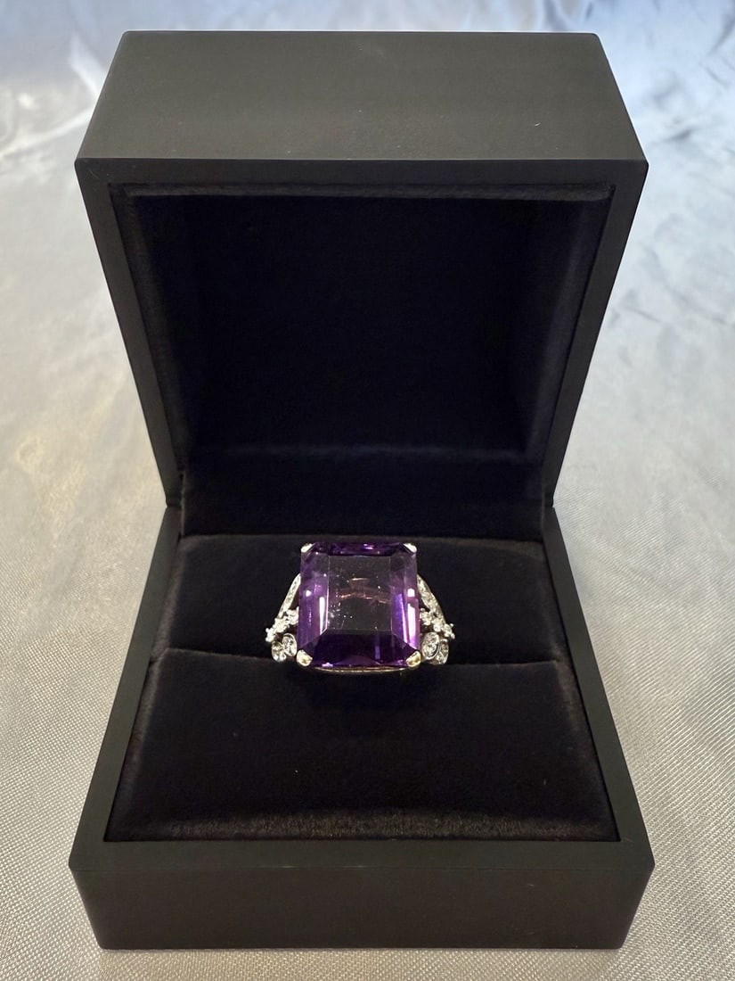 Portuguese 18K Yellow Gold Amethyst Diamond Ring 0.30ct: Portuguese 18K Yellow Gold Amethyst Diamond Ring 0.30ct This exquisite Portuguese ring features a stunning design crafted from 18k yellow gold. It showcases a vibrant amethyst, measuring 15.85x13.55x8