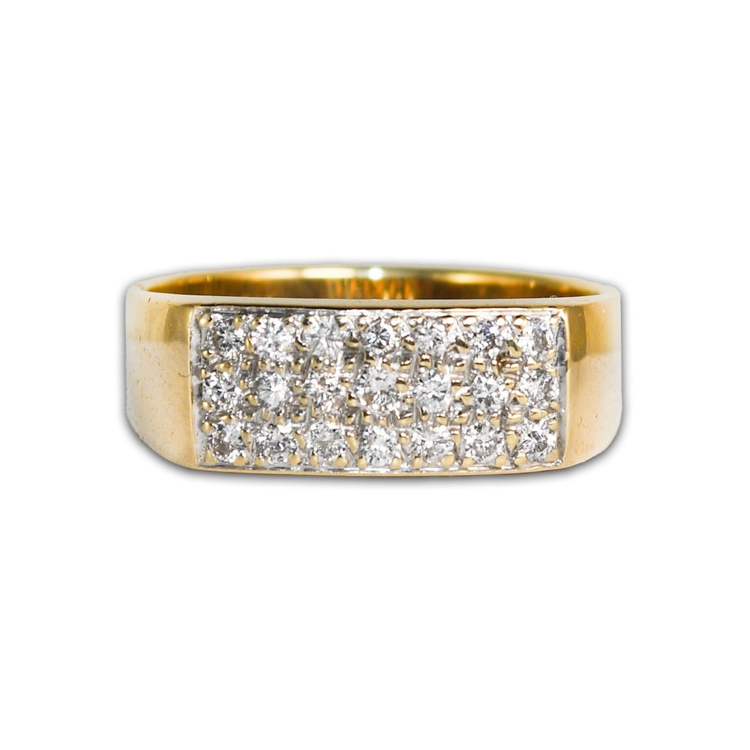 Vintage 18K Yellow Gold Cluster Ring with 0.30 ct Diamonds: Vintage 18K Yellow Gold Cluster Ring with 0.30 ct Diamonds Vintage cluster ring crafted in 18k yellow gold and set with natural round brilliant cut diamonds. This pre-owned ring has a classic vintage 