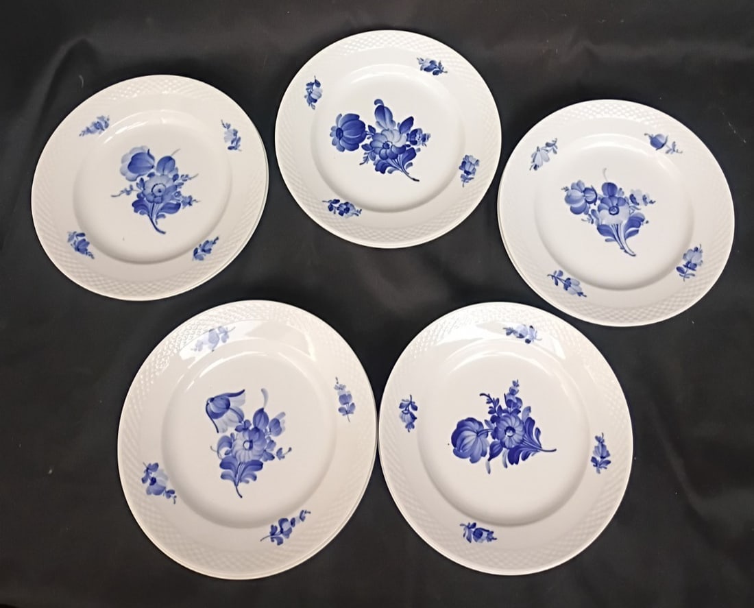 10 Royal Copenhagen 8095 Blue Flowers Porcelain Salad Plates 8 in: 10 Royal Copenhagen 8095 Blue Flowers Porcelain Salad Plates 8 in Set of 10 vintage Royal Copenhagen Blue Flowers braided salad plates in nice pre-owned condition. These round porcelain plates feature