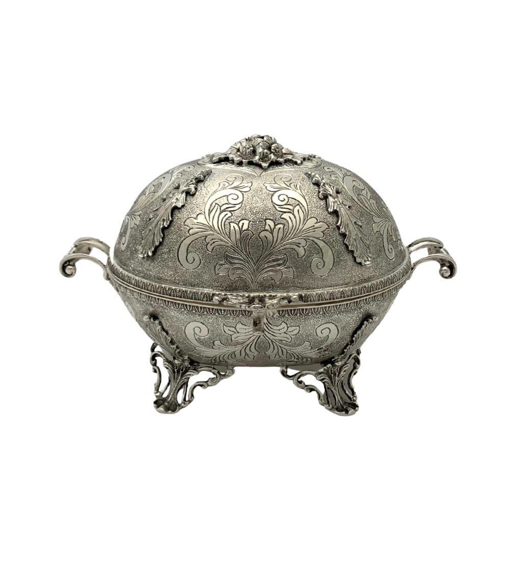 Handmade 925 Sterling Silver Carriage Esrog Box Floral Leaf Design: Handmade 925 Sterling Silver Carriage Esrog Box Floral Leaf Design This exquisite handmade esrog box is crafted from fine 925 sterling silver and features stunning floral leaf applique designs along w