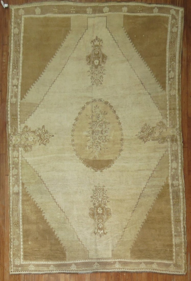 6' 7" x 10' 2" Turkish Kars Rug Beige Brown Mid 20th Century: 6' 7" x 10' 2" Turkish Kars Rug Beige Brown Mid 20th Century Vintage Turkish Kars rug with a formal design in beige and brown. This mid-20th century piece is pre-owned. Specifications Type: Kars Origi
