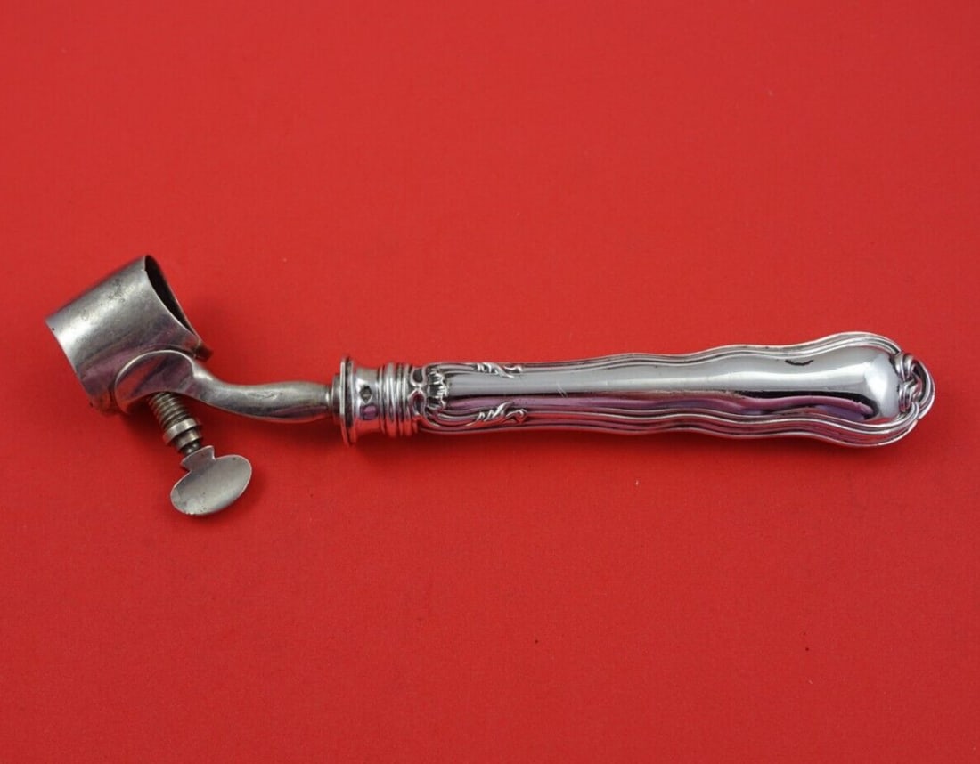 Gordian Knot 7 3/4" French .950 Silver Bone Holder: Gordian Knot 7 3/4" French .950 Silver Bone Holder This exquisite Gordian Knot bone holder features a hollow handle crafted from .950 silver, showcasing the intricate Gordian Knot pattern. Measuring 7