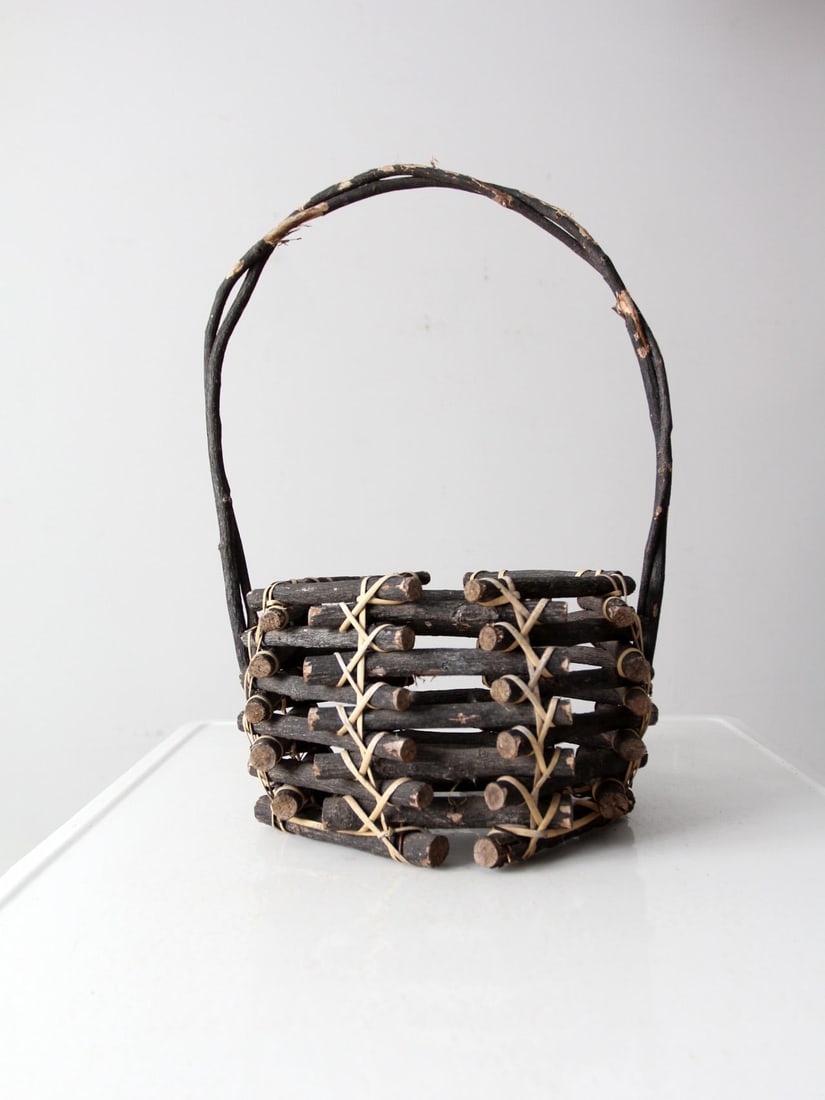Handcrafted Vintage Rustic Black Twig Basket 18.5in Ideal for Flowers: Handcrafted Vintage Rustic Black Twig Basket 18.5in Ideal for Flowers Introducing a charming Vintage Rustic Black Twig Basket, meticulously handcrafted to enhance your home with its natural beauty. Th