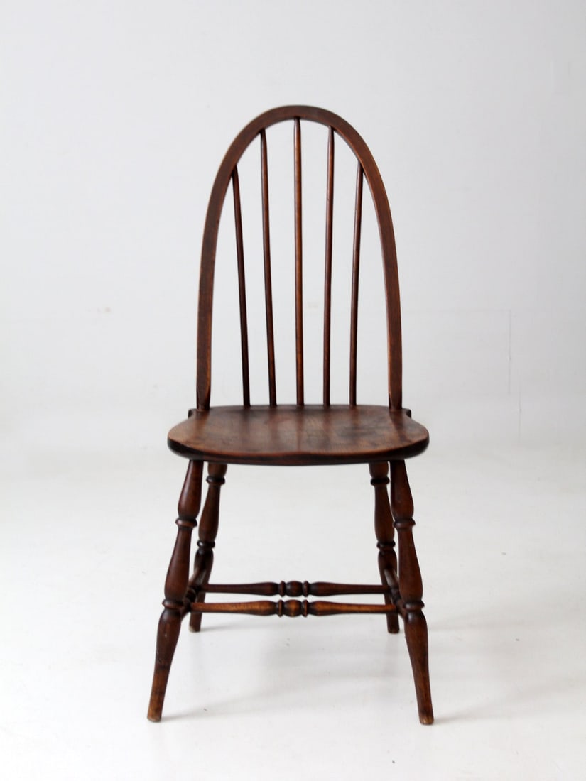 Antique McNeil Windsor Chair Circa 1890s Classic Design: Antique McNeil Windsor Chair Circa 1890s Classic Design This antique Windsor chair from McNeil Chair Co, dating from the 1890s to 1910s, showcases a classic design with a rounded spindle back and eleg