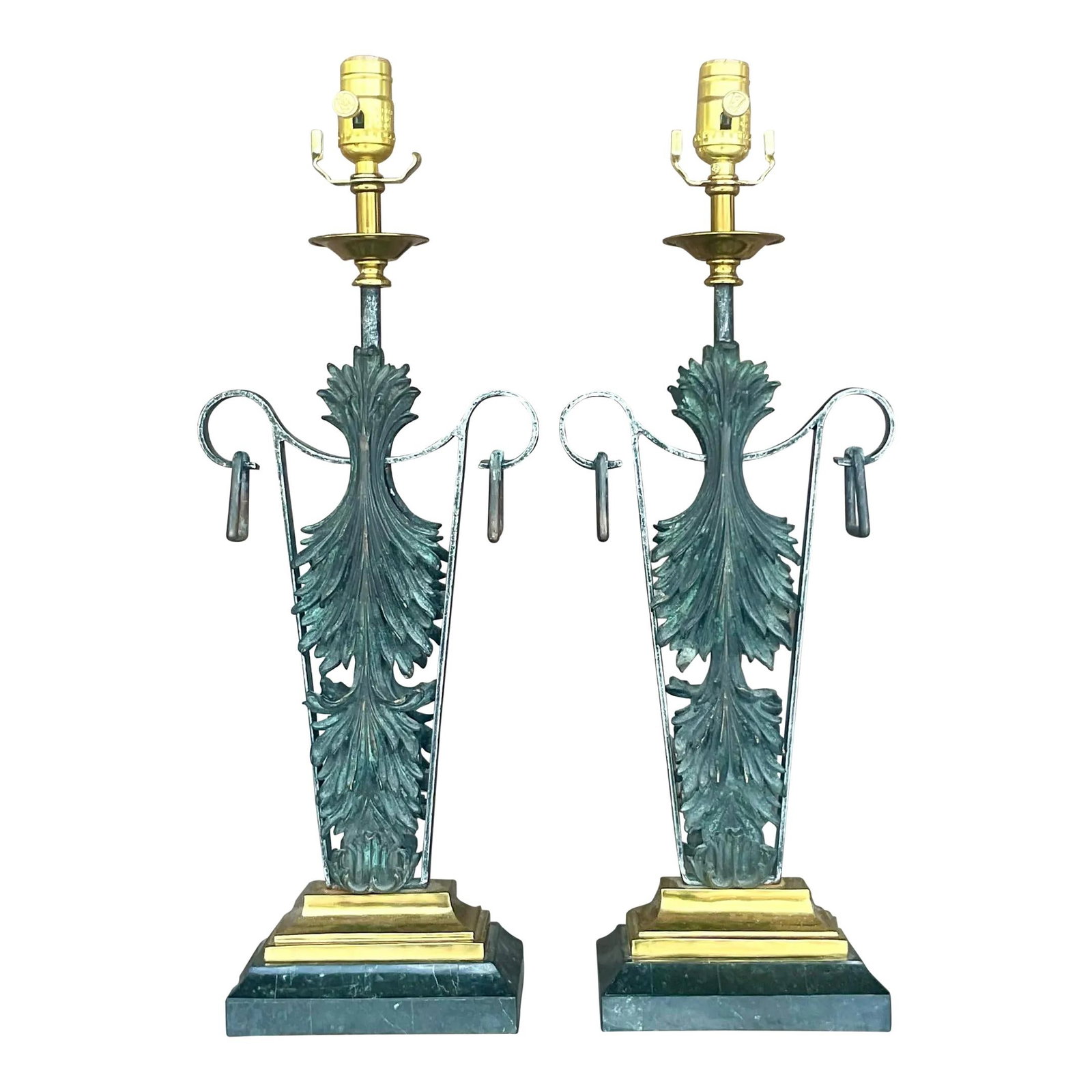 Maitland Smith Vintage Boho Fleur De Lys Lamps Pair Patinated Metal: Maitland Smith Vintage Boho Fleur De Lys Lamps Pair Patinated Metal This exquisite pair of vintage Boho table lamps features a chic patinated Fleur de Lys design, crafted by the renowned Maitland Smit