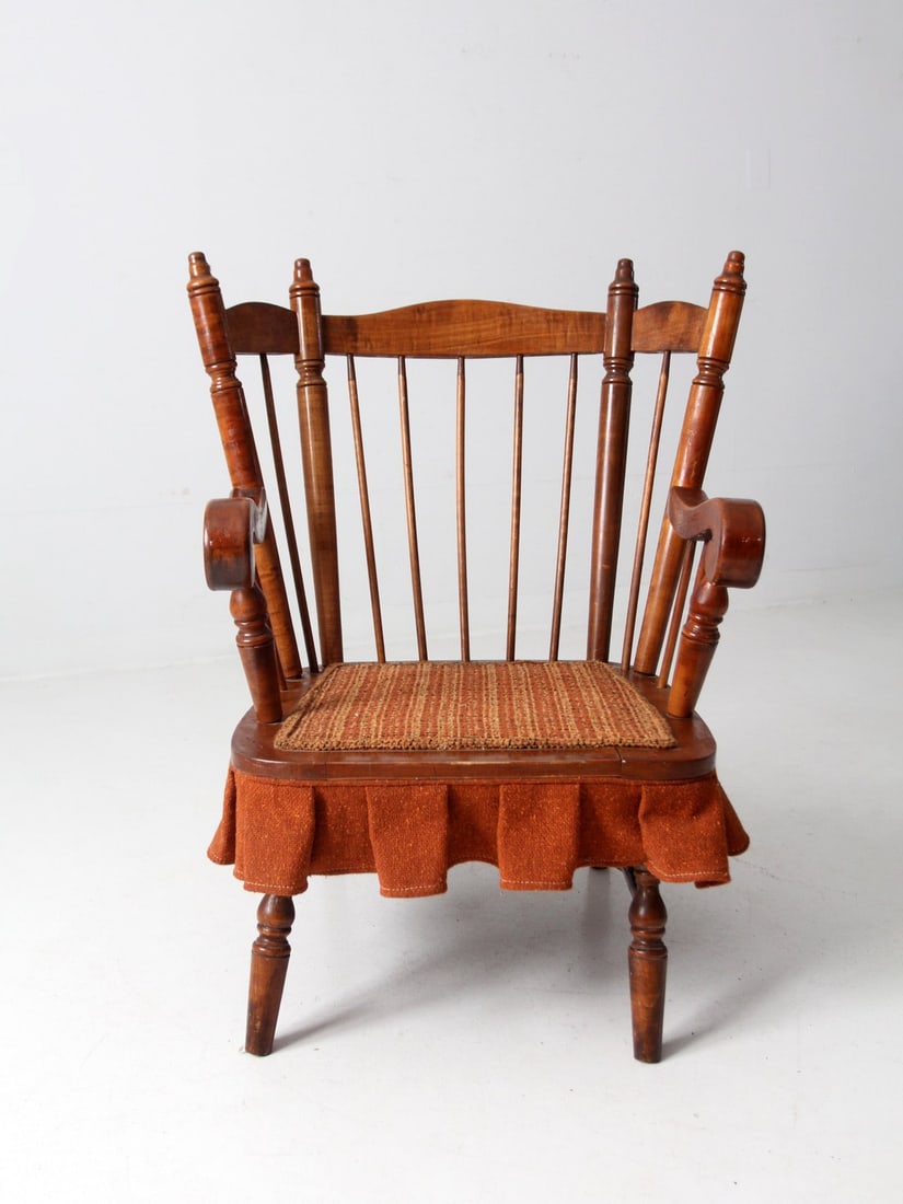 Mid-Century Lodge Armchair Rocker with Spindle Back: Mid-Century Lodge Armchair Rocker with Spindle Back Experience the charm of mid-20th century design with this lodge armchair rocker. It features a distinctive four post spindle back adorned with turne
