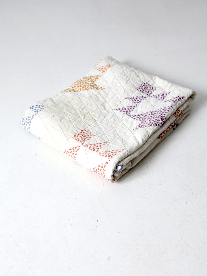 Early 20th Century Vintage Hand Stitched Quilt 61 x 43 Floral Pastels: Early 20th Century Vintage Hand Stitched Quilt 61 x 43 Floral Pastels This vintage hand-stitched quilt dates back to the early 20th century, showcasing a charming star bird pattern in soothing floral 
