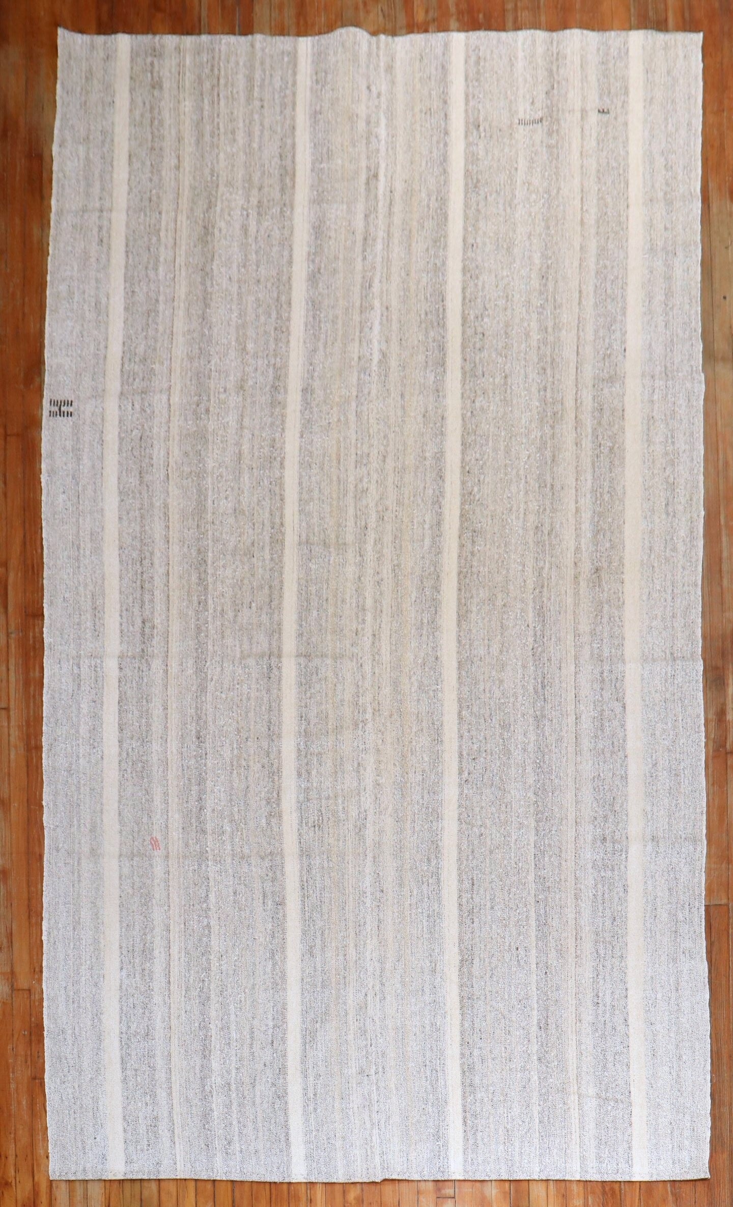 6' 10" x 13' 3" Turkish gallery Kilim in gray and ivory: 6' 10" x 13' 3" Turkish gallery Kilim in gray and ivory Vintage Turkish kilim in a gray and ivory palette, designed in a gallery size format. This mid-20th century piece is offered in pre-owned condit