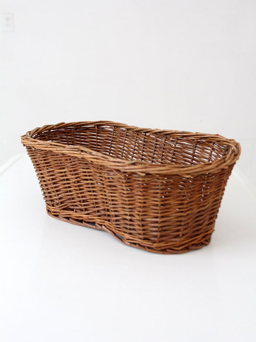 Handwoven Honey Brown Wicker Basket 15.75 Inch Farmhouse Decor: Handwoven Honey Brown Wicker Basket 15.75 Inch Farmhouse Decor Vintage handwoven wicker basket with a softly elongated form and warm honey brown tone. It has a simple shape and timeworn character, wit