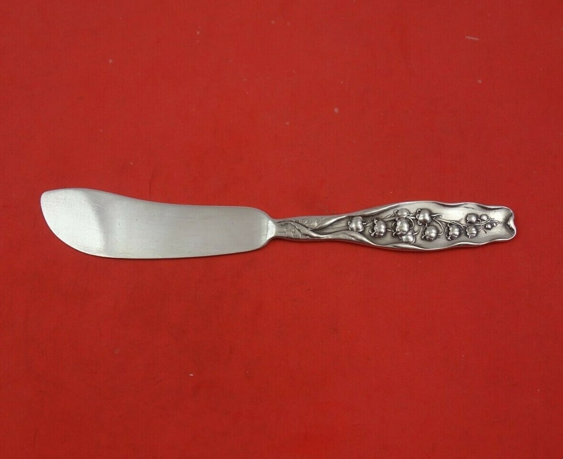 Whiting Sterling Silver Fish Knife Lily of the Valley 7.5": Whiting Sterling Silver Fish Knife Lily of the Valley 7.5" This exquisite fish knife features the elegant "Lily of the Valley" pattern by Whiting, crafted from high-quality sterling silver. Measuring 