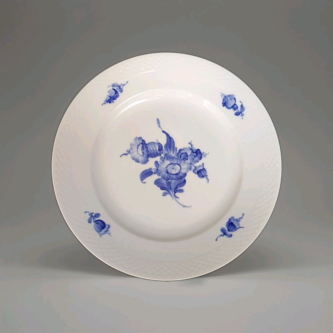 Royal Copenhagen Blue Flowers dinner plates set of 4 porcelain 10 8097 (1 of 6)