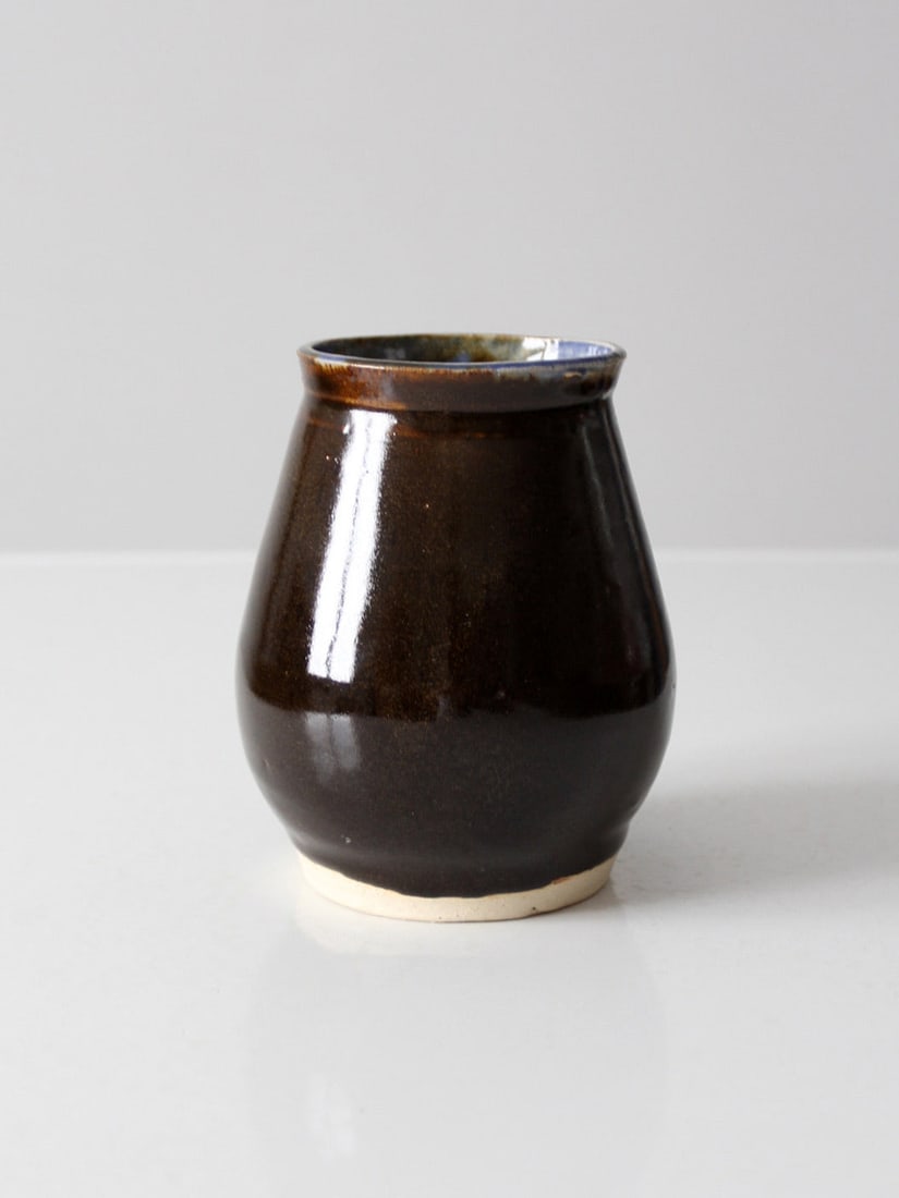 Signed Studio Pottery Vase Dark Brown Glaze Blue Interior: Signed Studio Pottery Vase Dark Brown Glaze Blue Interior This vintage handmade pottery vase showcases a rich dark brown glossy glaze with a beautifully mottled blue interior. Its substantial and roun