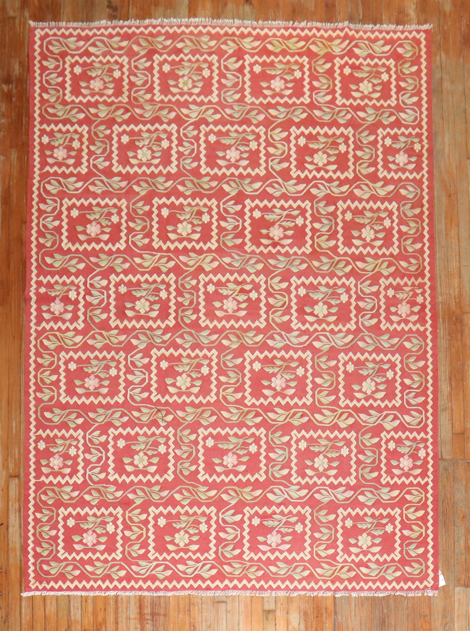 6' 6" x 9' 8" 20th Century Besserabian Kilim Rug: 6' 6" x 9' 8" 20th Century Besserabian Kilim Rug 20th-century Besserabian Kilim flatweave rug with a red floral design. This pre-owned rectangular rug features a patterned field in red, cream, and gre