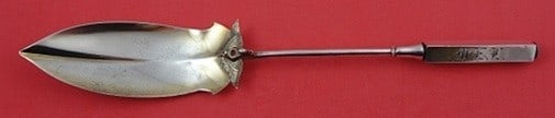 Gorham Isis Sterling Silver Gold Washed Jelly Cake Server 10 3/4 Heirloom: Gorham Isis Sterling Silver Gold Washed Jelly Cake Server 10 3/4 Heirloom Sterling silver jelly cake server in the Isis pattern by Gorham, featuring a gold-washed finish and a block-like handle at the