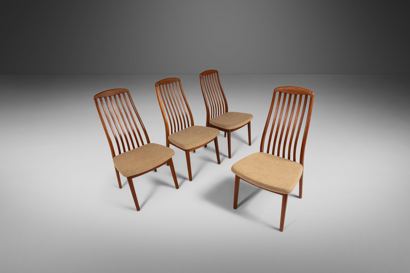 Shou Andersen Set of 4 Ergonomic Teak Dining Chairs Denmark 1970s: Shou Andersen Set of 4 Ergonomic Teak Dining Chairs Denmark 1970s This set of four ergonomic contoured dining chairs, designed by Shou Andersen, showcases a timeless blend of elegance and comfort. Cra