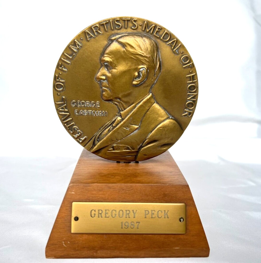 Gregory Peck 1987 Medal of Honor Award with Certificate of Authenticity: Gregory Peck 1987 Medal of Honor Award with Certificate of Authenticity Celebrate cinematic history with this remarkable award from the Estate of Gregory Peck. Presented by the Festival of Film Artist