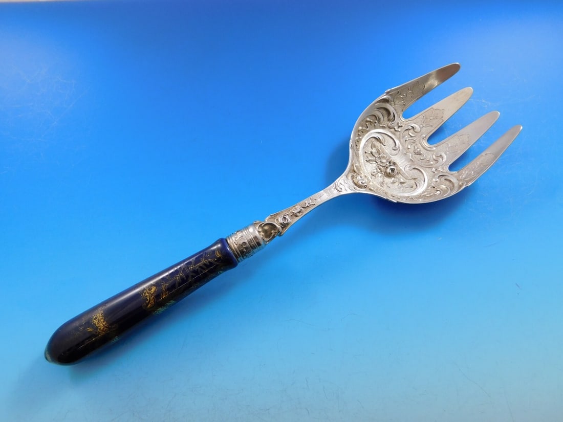 Dresden Cobalt Floral Gold Washed Serving Fork 9 5/8": Dresden Cobalt Floral Gold Washed Serving Fork 9 5/8" This exquisite buffet fork features a stunning gold-washed finish and a floral design, making it a beautiful addition to your table setting. Craft