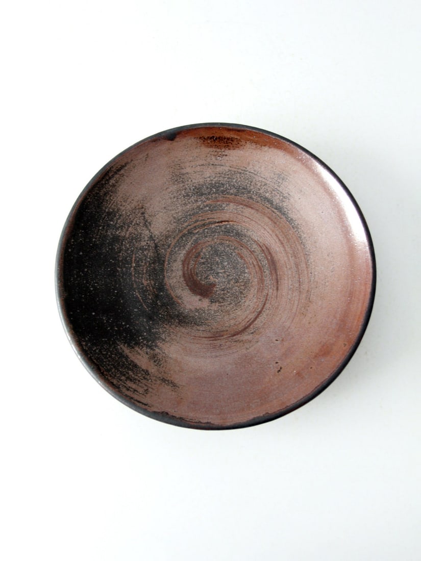 Signed Vintage Studio Pottery Platter 13 Inch Rust Red Black Glaze: Signed Vintage Studio Pottery Platter 13 Inch Rust Red Black Glaze This vintage studio pottery platter is a unique piece signed by the artist, showcasing a dynamic handmade design. The platter feature