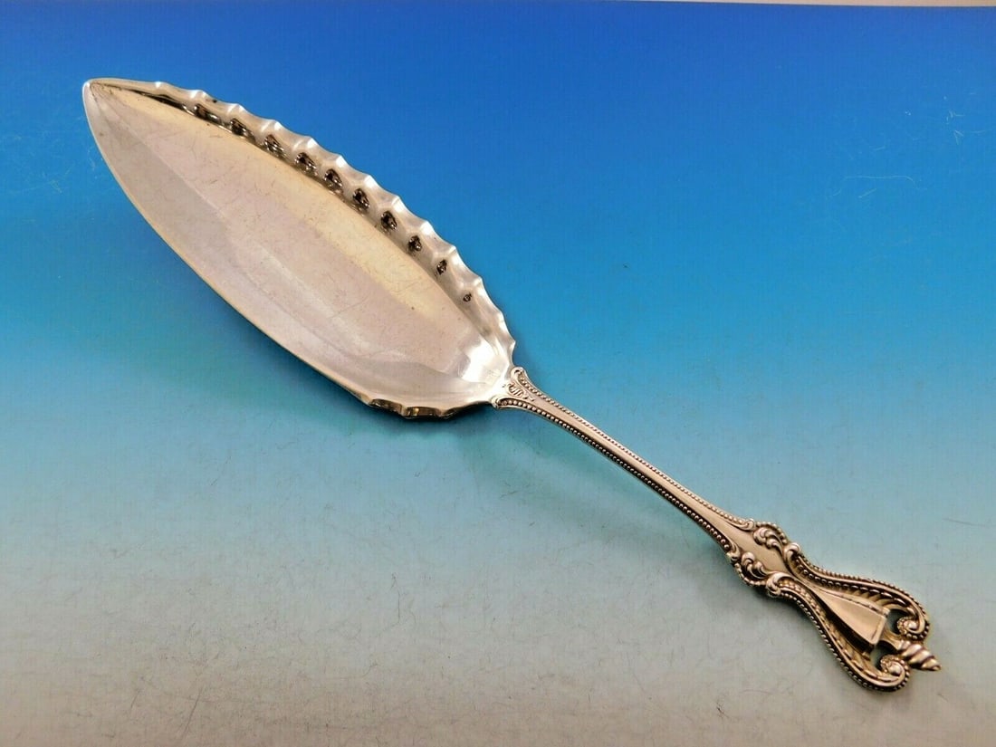 Towle Old Colonial Sterling Silver Fish Server 11 1/4 Fluted Side: Towle Old Colonial Sterling Silver Fish Server 11 1/4 Fluted Side This vintage sterling silver fish server from the Old Colonial pattern by Towle features lavish decoration with graceful curves and a 