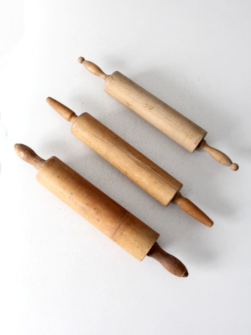 Set of 3 Antique Wooden Rolling Pins Rustic Kitchen Decor: Set of 3 Antique Wooden Rolling Pins Rustic Kitchen Decor This set of three antique wooden rolling pins is a delightful addition to any kitchen or decorative display. Featuring a rich patina and smoot