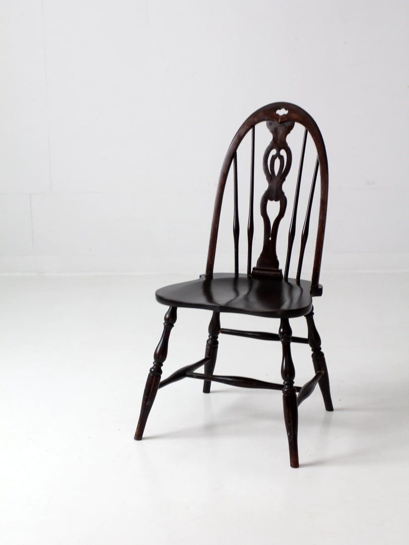 Early 20th Century Vintage Windsor Splat Back Chair: Early 20th Century Vintage Windsor Splat Back Chair Discover this early 20th century Windsor style chair, featuring a beautifully decorative splat back and elegant turned spindles. This vintage piece 