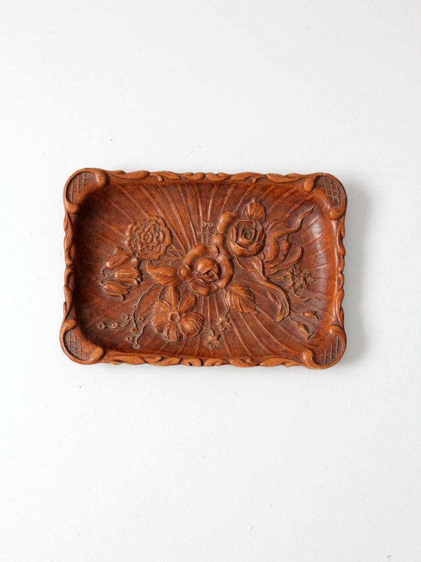 Midcentury Decorative Floral Tray in Syroco Style with Scrollwork Rim: Midcentury Decorative Floral Tray in Syroco Style with Scrollwork Rim This mid-20th century tray in the Syroco style features a molded floral design within a softly contoured form. The surface is acce