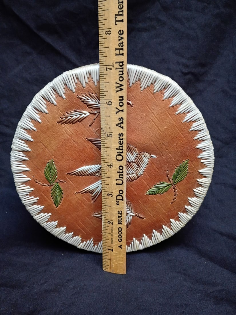 Ojibway birchbark sweetgrass quill round box 7 inch Native American: Ojibway birchbark sweetgrass quill round box 7 inch Native American Vintage Native American Ojibway large round box handcrafted from birchbark, sweetgrass, and porcupine quills. The box is ink stamped