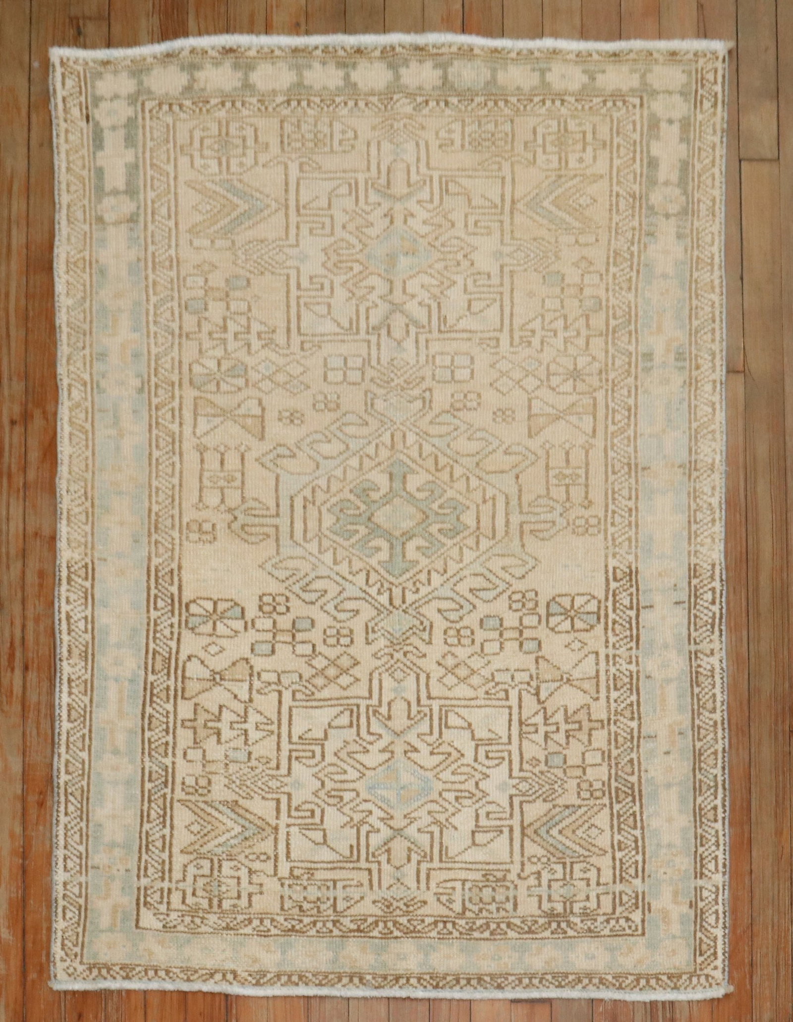 3' 2" x 4' 6" Persian Heriz Karadja Serapi Rug: 3' 2" x 4' 6" Persian Heriz Karadja Serapi Rug Mid 20th century Persian Heriz Karadja small rug in neutral tones with an intricate geometric design. Classified as a Serapi/Heriz type, this pre-owned r