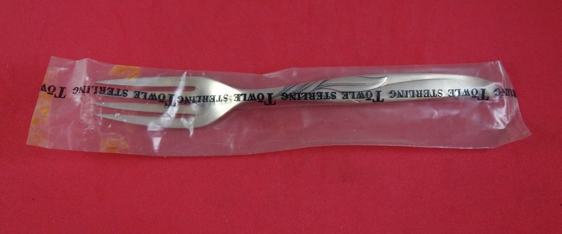 Towle Southwind sterling silver 7 1/2 regular flatware fork: Towle Southwind sterling silver 7 1/2 regular flatware fork Southwind by Towle regular fork in sterling silver, presented in its factory sleeve. This 7 1/2 inch flatware piece is not monogrammed and i