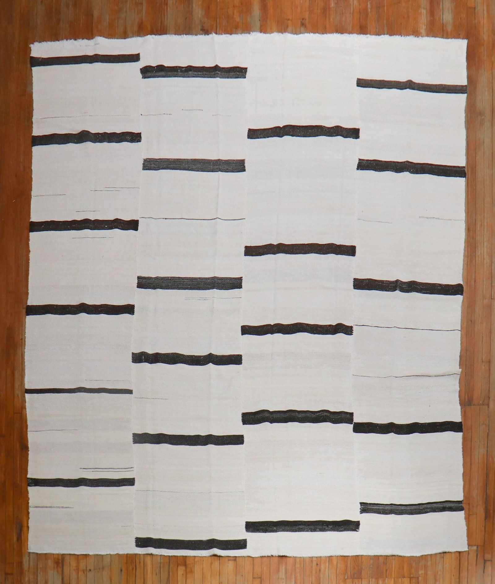 10' x 12' 9" Turkish Wool Kilim Rug White and Dark Brown: 10' x 12' 9" Turkish Wool Kilim Rug White and Dark Brown Vintage Turkish wool kilim in white and dark brown, suitable for a room setting. This 20th century pre-owned piece features the flatwoven kilim