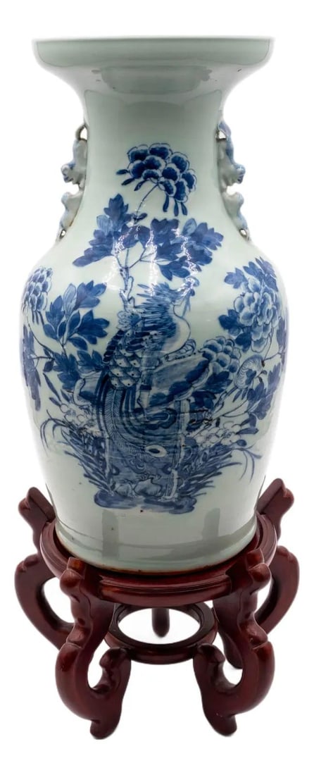 Vintage Chinese Blue White Porcelain Vase with Foo Dog Handles: Vintage Chinese Blue White Porcelain Vase with Foo Dog Handles This exquisite Chinese blue and white porcelain vase showcases a stunning phoenix and flower motif, enhanced by foo dog/lion applied hand