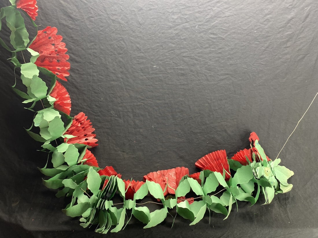 German crepe paper hanging Christmas decoration 1930s 12 ft strand (1 of 12)