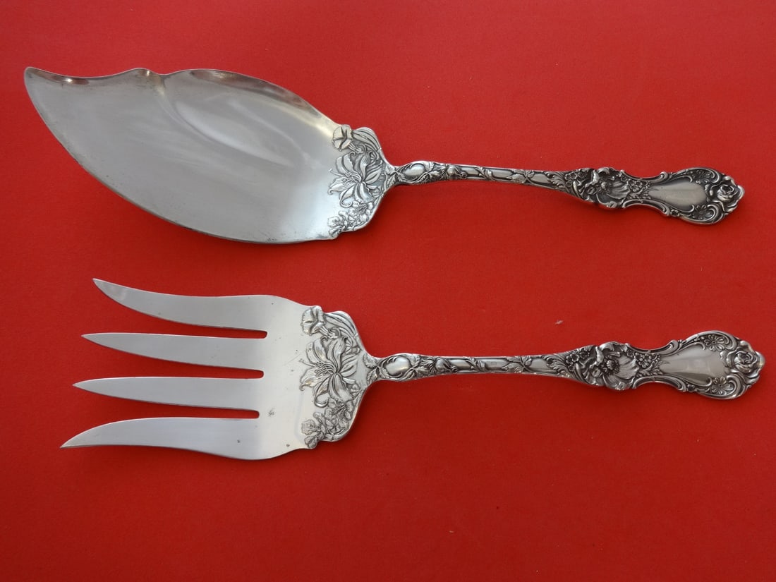 Wallace Floral Silverplate Fish Serving Set 2pc Antique: Wallace Floral Silverplate Fish Serving Set 2pc Antique Enhance your dining experience with this exquisite 2-piece fish serving set from the renowned Wallace brand. Crafted in the elegant Floral patte