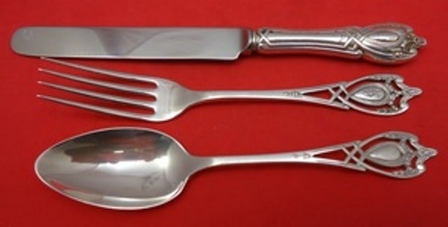 Lunt Monticello Sterling Silver 3-Piece Junior Set: Lunt Monticello Sterling Silver 3-Piece Junior Set This exquisite Monticello by Lunt Sterling Silver Junior Set includes three beautifully crafted pieces: a knife measuring 7 1/8 inches, a fork at 6 i